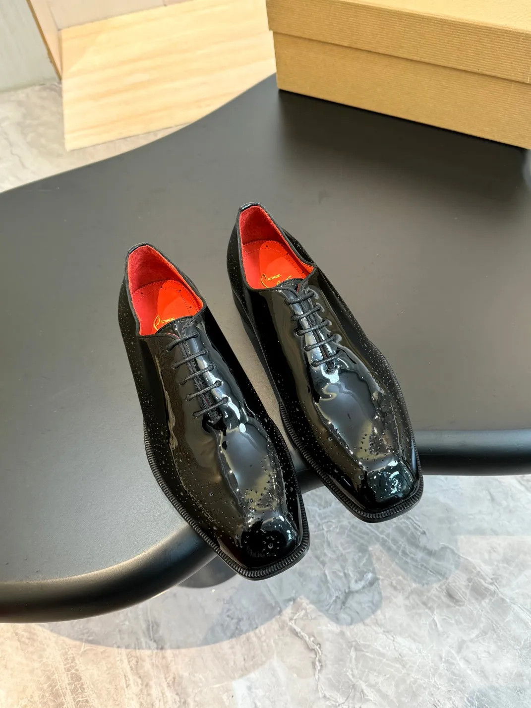 [CL red-soled shoes] Top P: 1020💰 Size 39-44 (⚠️38.45.46 custom-made, non-refundable and non-exchangeable) 🆑High-end men’s business formal leather shoes, original and genuine top-quality goods ••✅💯 Top-quality original order purchasing agent! Original imported patterned cowhide ➕Imported cowhide lining ➕Cowhide feet ➕Original leather outsole~🉑️Feel free to compare the authentic ones!